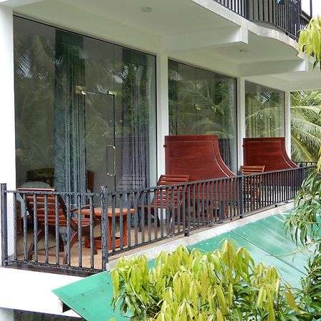 Lake Edge Holiday Inn Tissamaharama Room photo