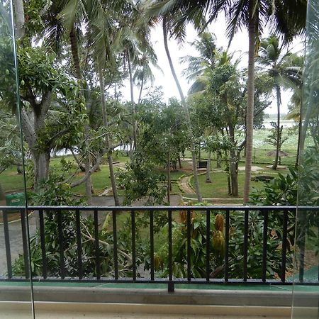 Lake Edge Holiday Inn Tissamaharama Room photo