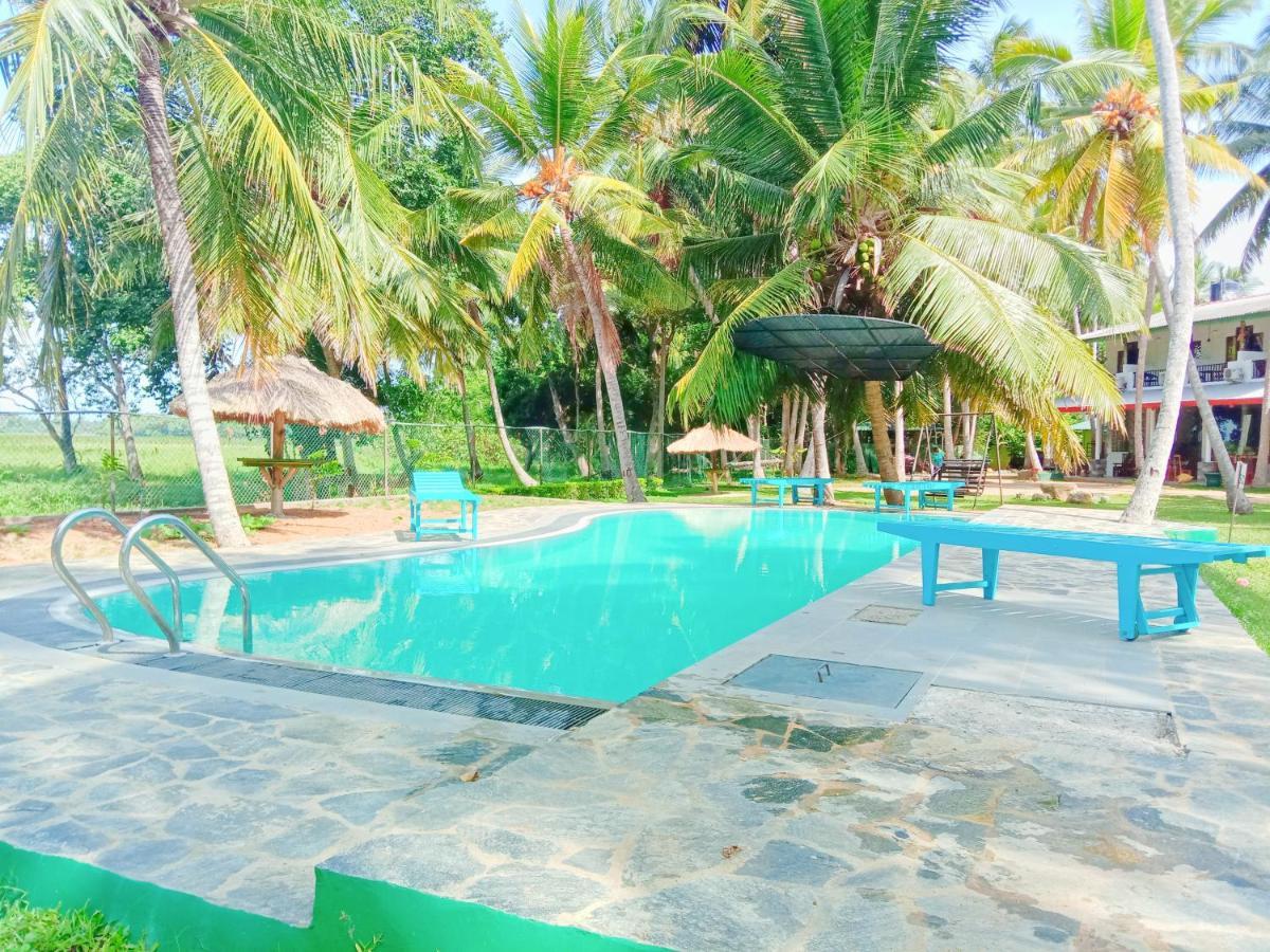 Lake Edge Holiday Inn Tissamaharama Exterior photo