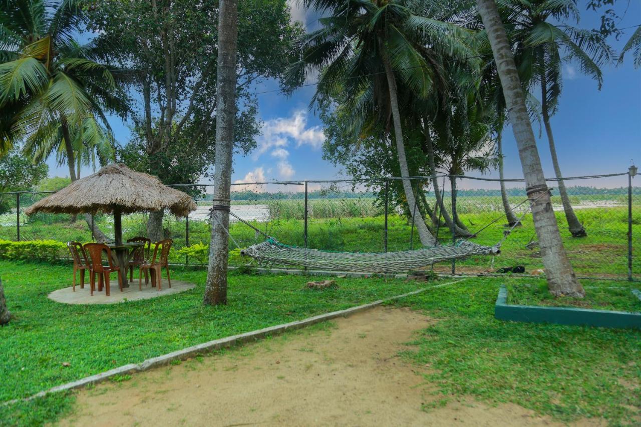Lake Edge Holiday Inn Tissamaharama Exterior photo
