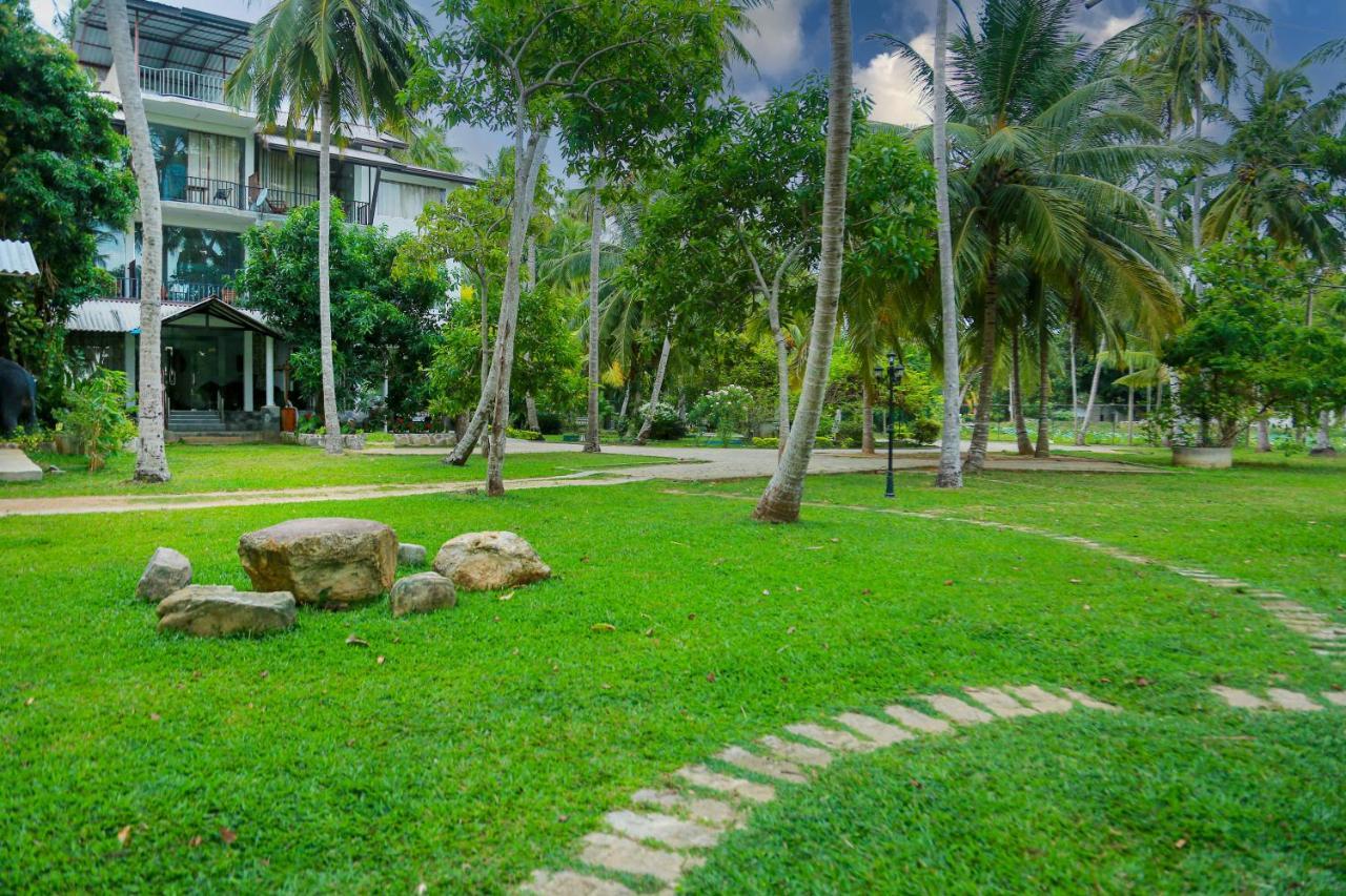 Lake Edge Holiday Inn Tissamaharama Exterior photo