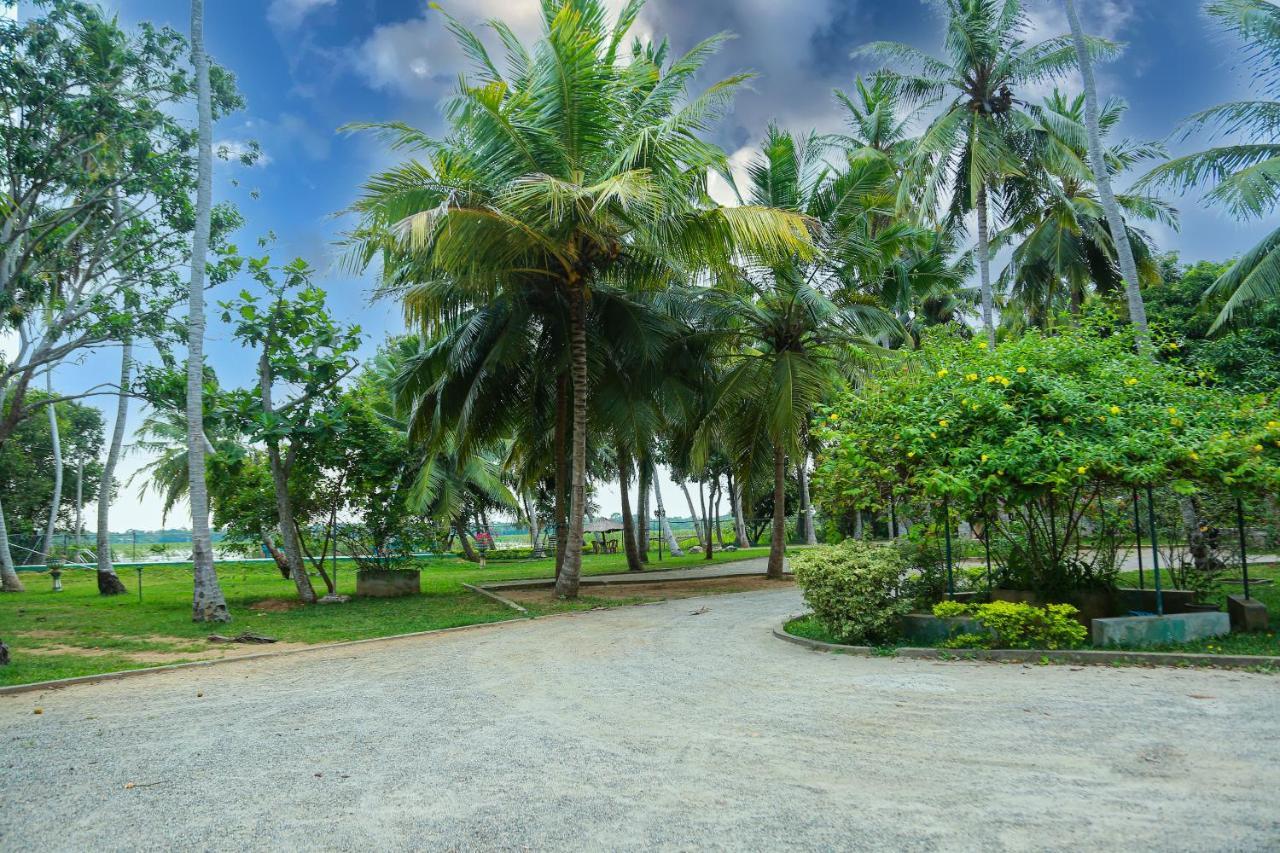 Lake Edge Holiday Inn Tissamaharama Exterior photo