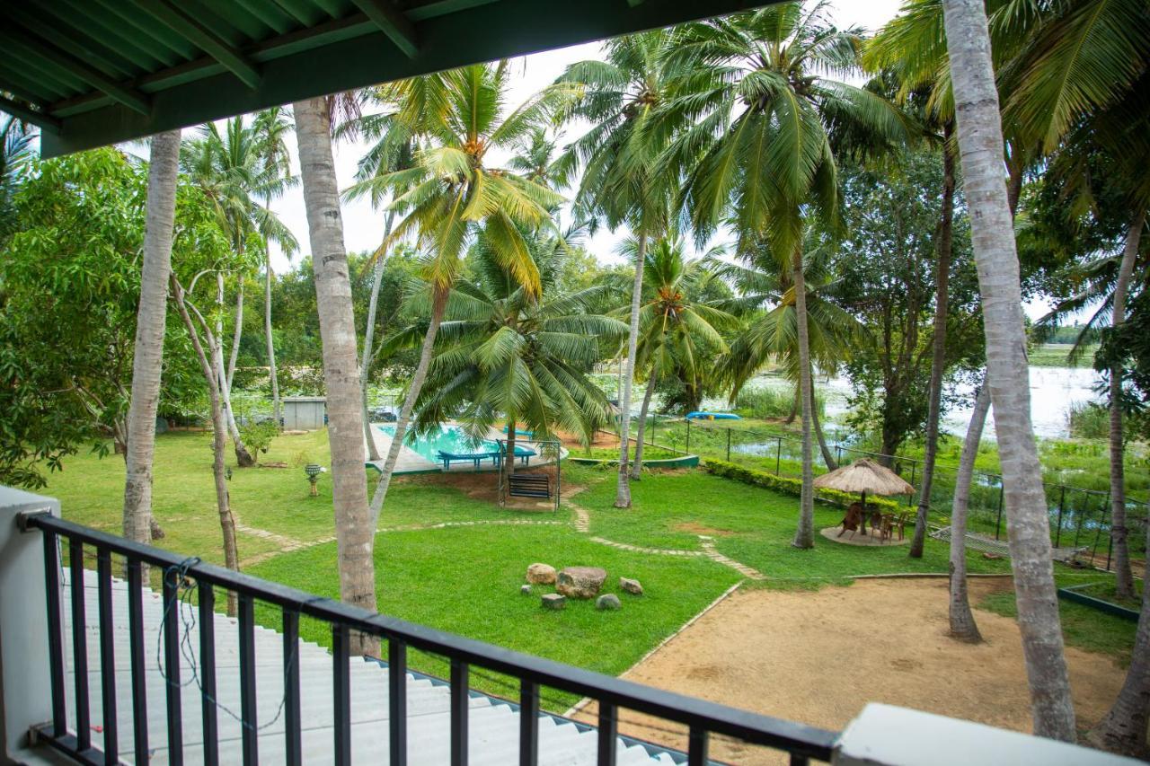 Lake Edge Holiday Inn Tissamaharama Exterior photo