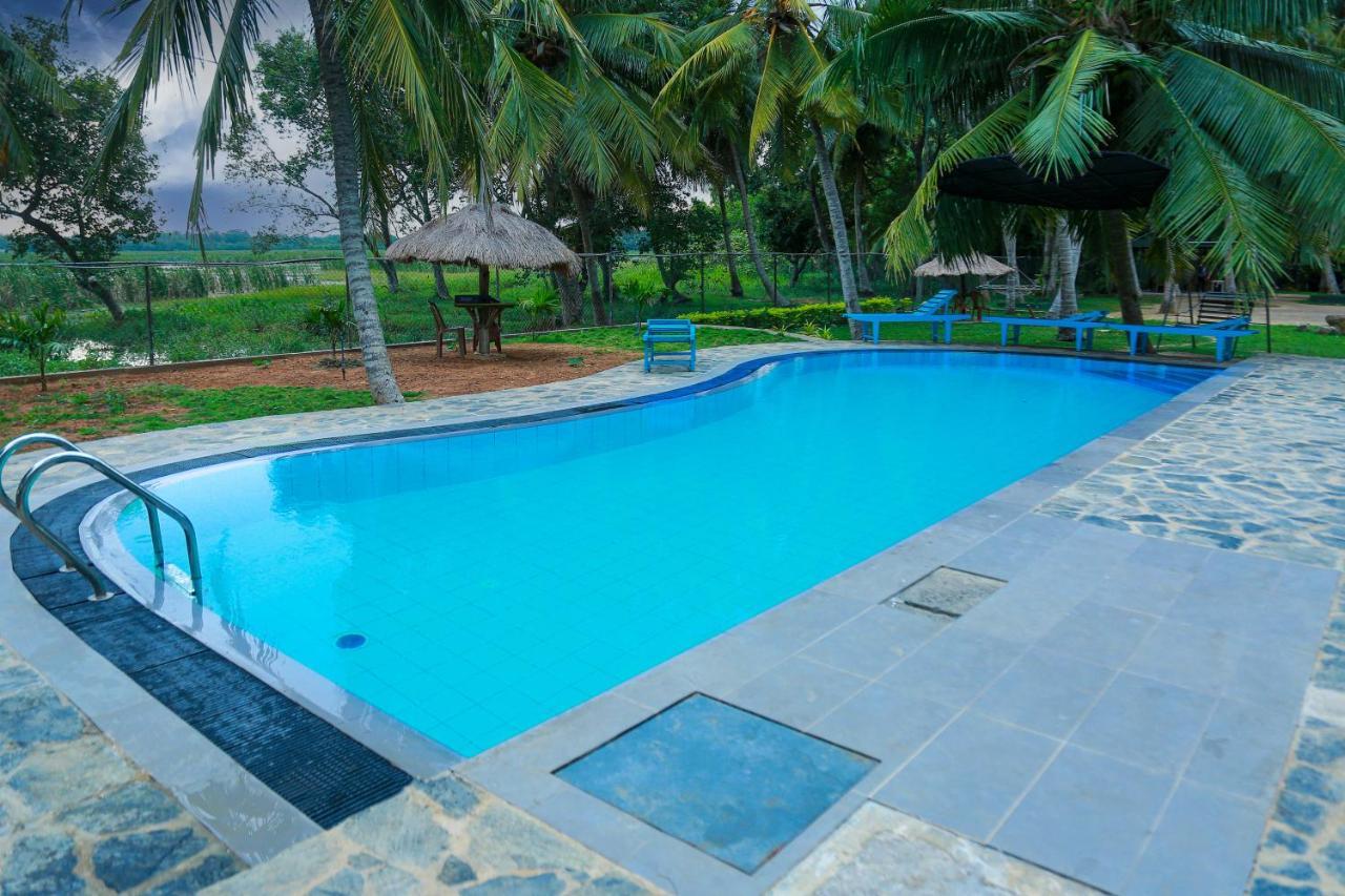 Lake Edge Holiday Inn Tissamaharama Exterior photo