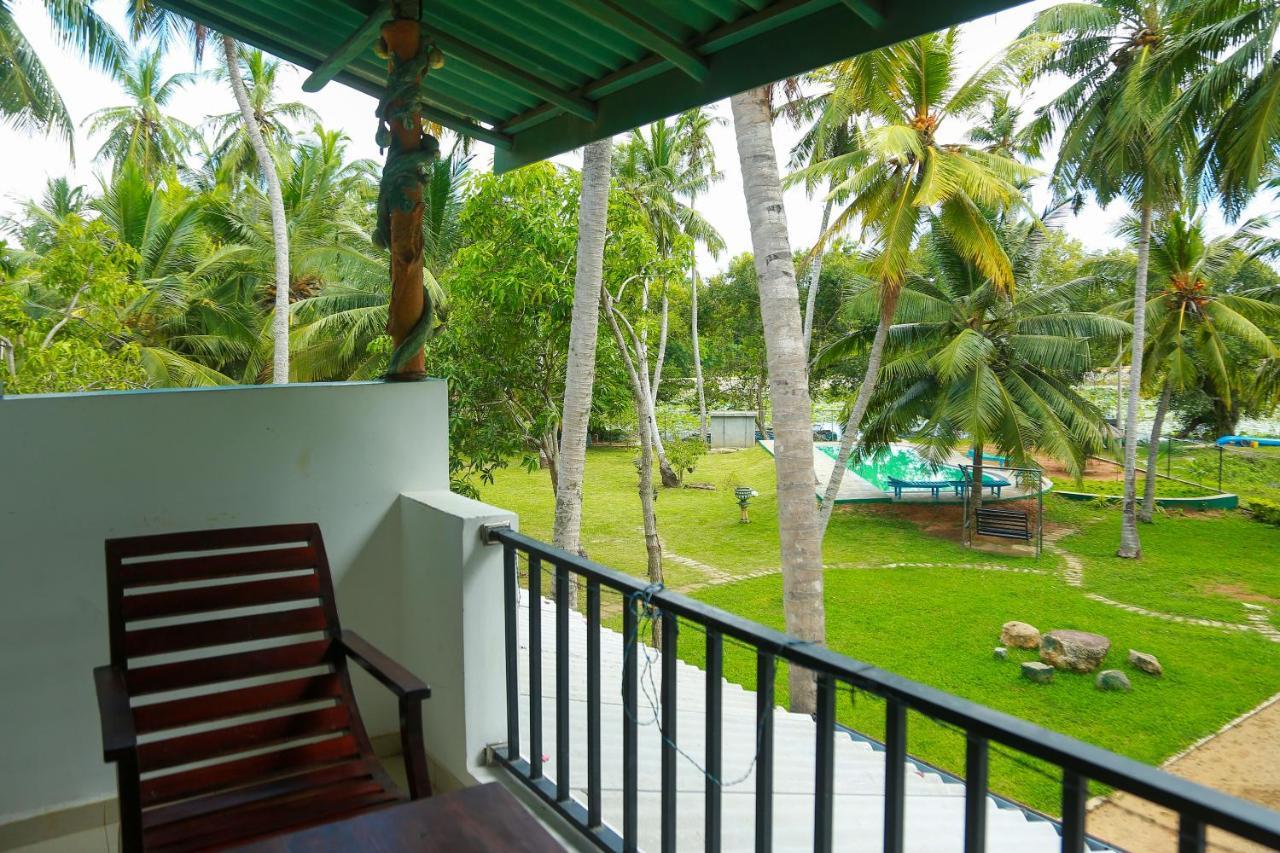 Lake Edge Holiday Inn Tissamaharama Exterior photo