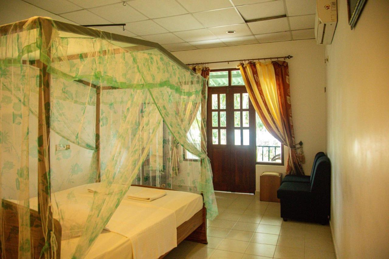 Lake Edge Holiday Inn Tissamaharama Exterior photo