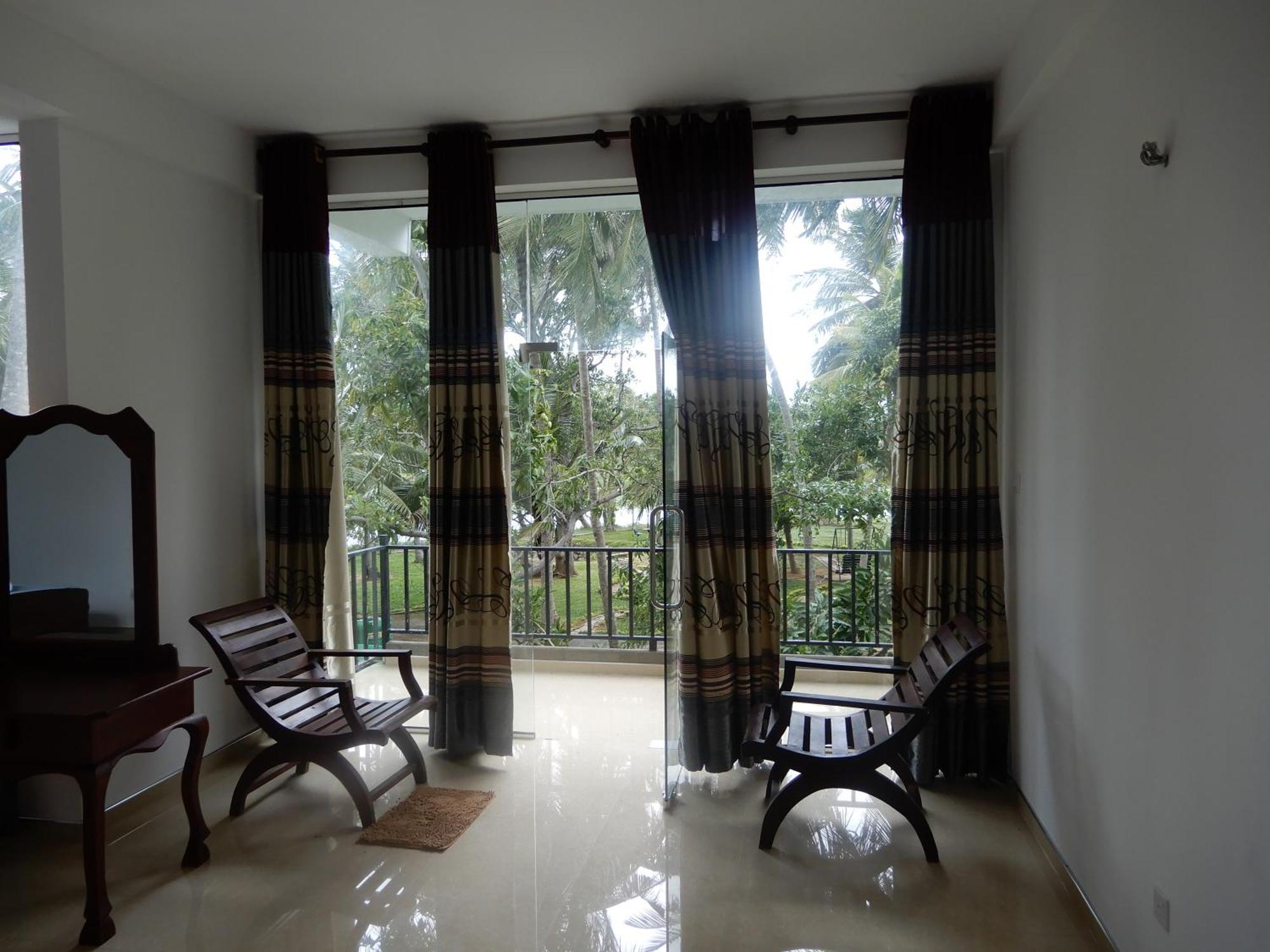 Lake Edge Holiday Inn Tissamaharama Room photo