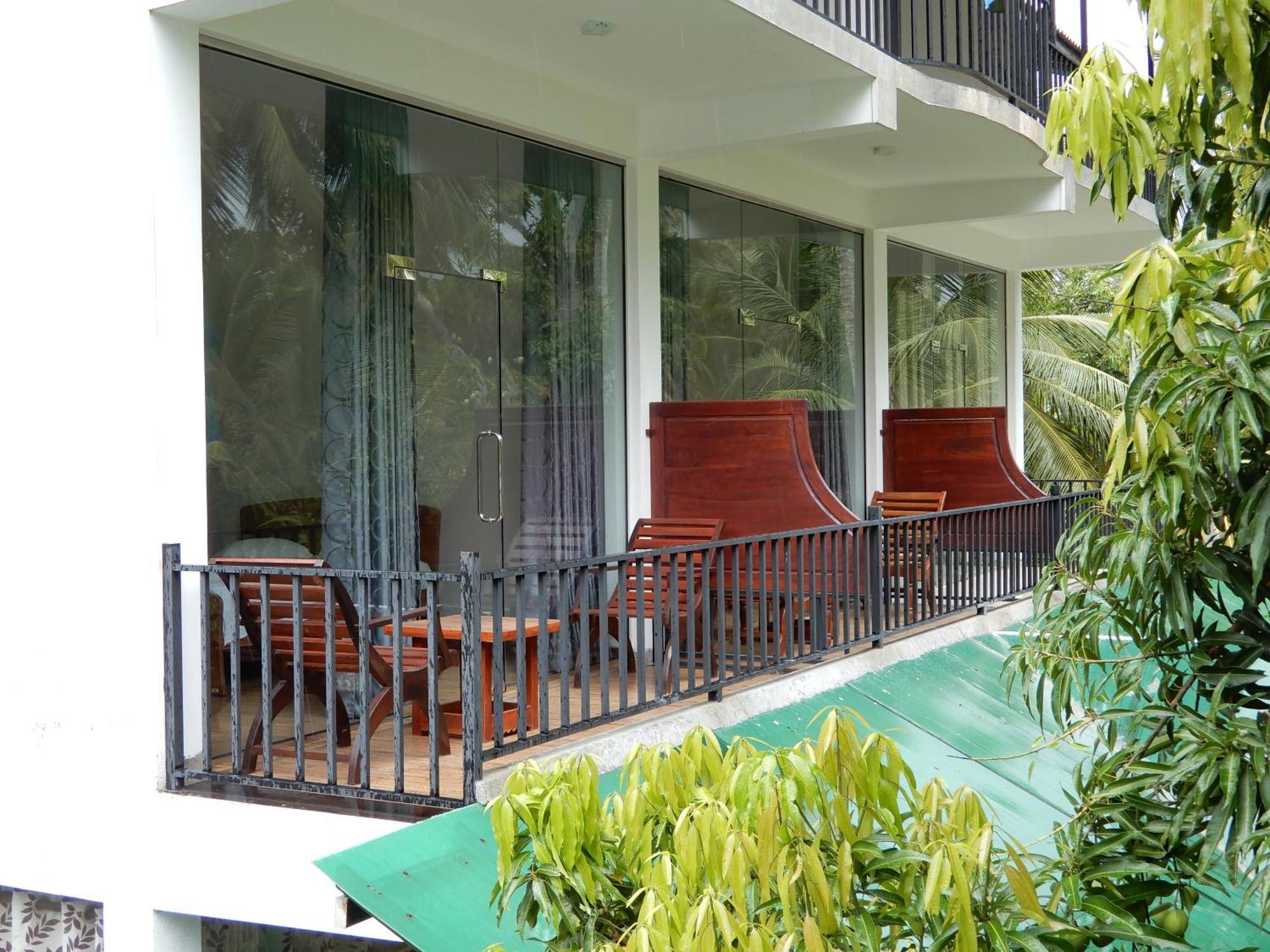 Lake Edge Holiday Inn Tissamaharama Room photo