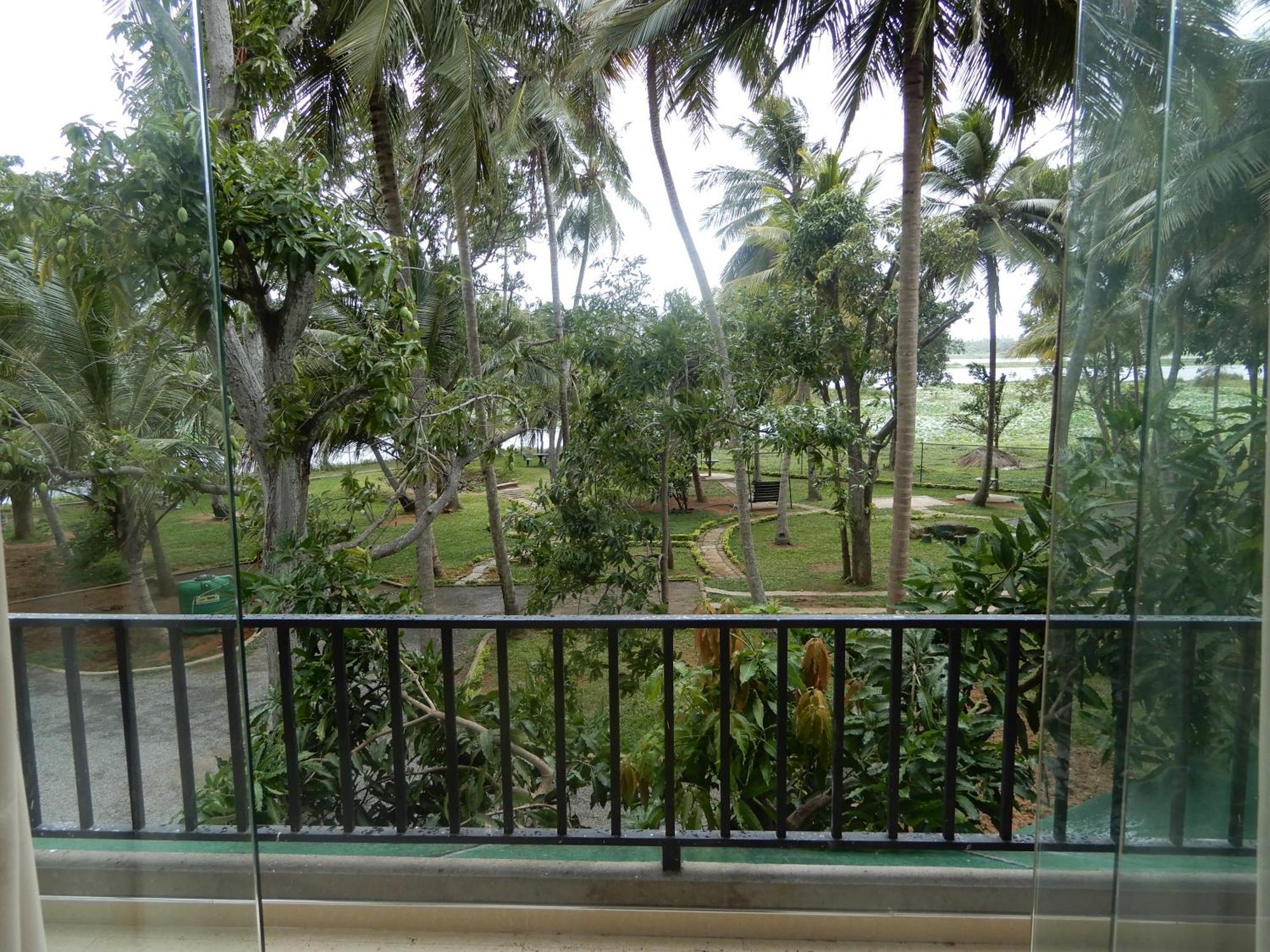 Lake Edge Holiday Inn Tissamaharama Room photo