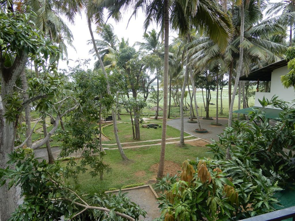 Lake Edge Holiday Inn Tissamaharama Exterior photo