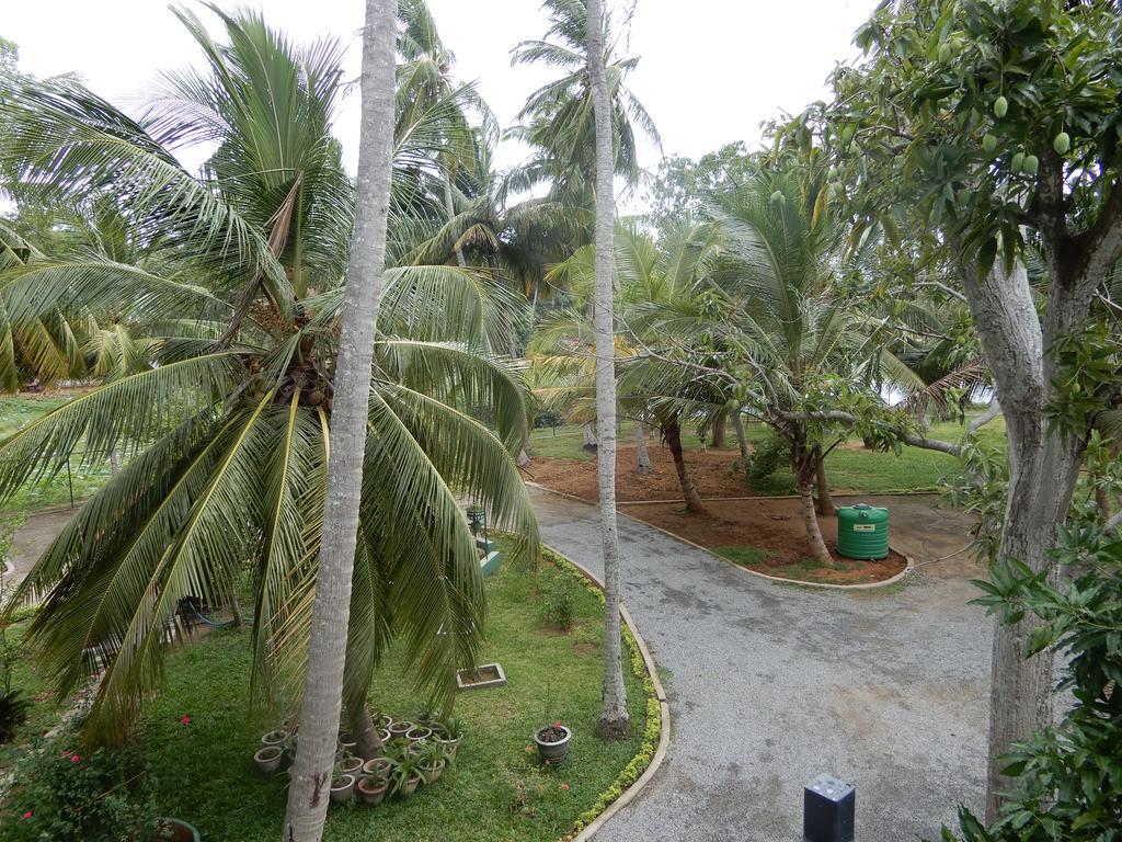 Lake Edge Holiday Inn Tissamaharama Exterior photo