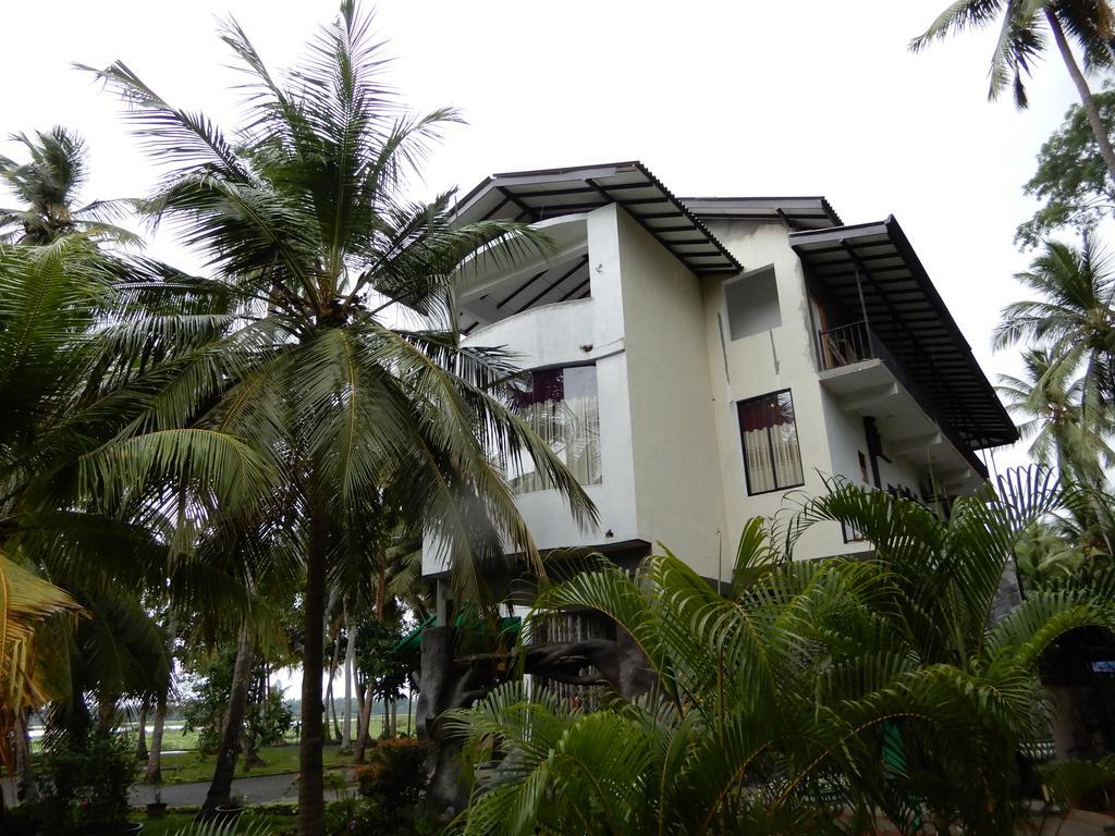 Lake Edge Holiday Inn Tissamaharama Exterior photo